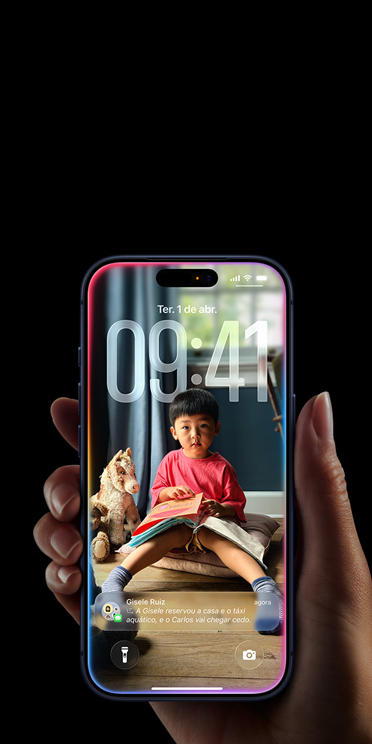 Uma mão segura um iPhone 17 Pro, com uma notificação de mensagem na Tela Bloqueada personalizada