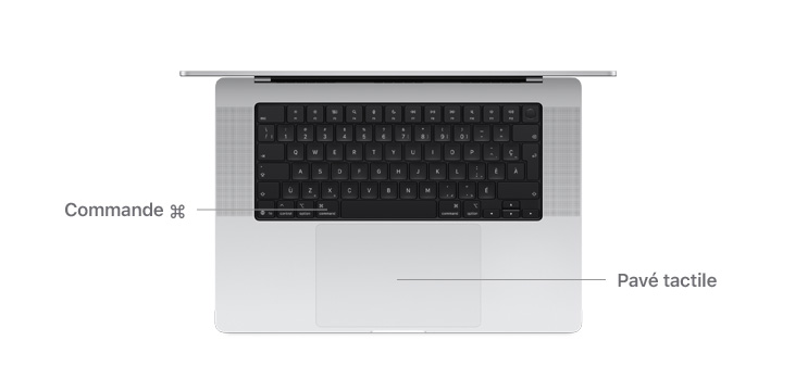 Vue en plongée d’un MacBook Air à puce M4, montrant la touche Commande et le pavé tactile.