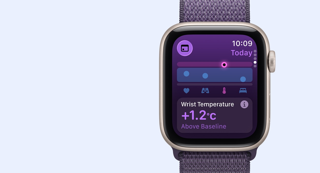 Apple Watch SE 3, hliníkové pouzdro, hvězdně bílá barva, ukazatel teploty zápěstí, na pravém boku korunka Digital Crown, provlékací sportovní řemínek, mlžně fialová barva.