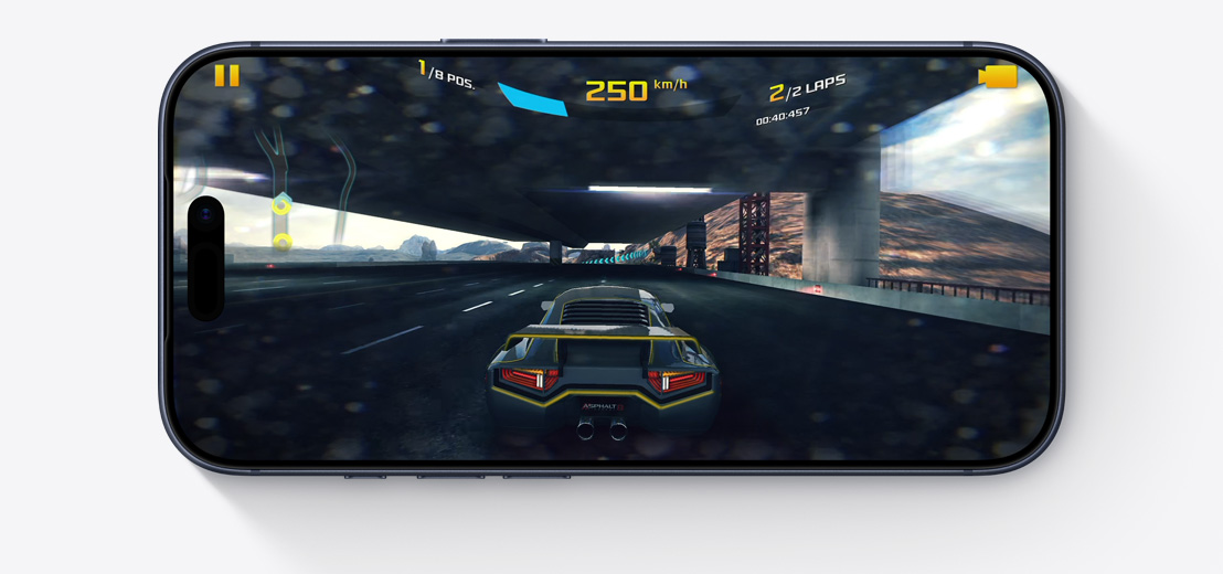 iPhone zepředu, orientace na šířku, na obrazovce je vidět rozehraná hra