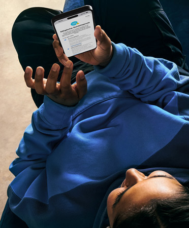 Eine Person checkt die Hinweisdetails einer Mitteilung: Mögliche Schlafapnoe auf einem iPhone