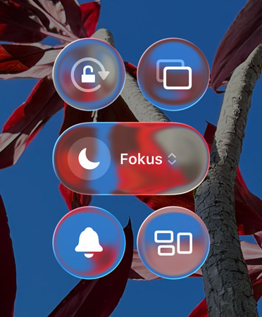 Ein farbiger iPhone Homescreen mit transparenten Liquid Glass Apps und Widgets