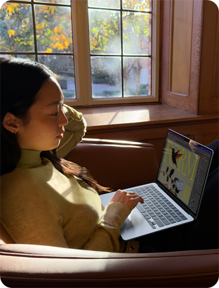 Inimene istumas toolil kasutamas oma MacBook Airi