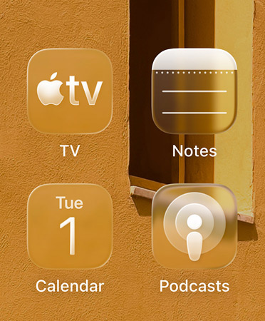 Gitter med fire transparente appikoner: Apple TV, Noter, Kalender og Podcasts. Baggrunden kan anes igennem dem.