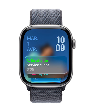 Une Apple Watch gris sidéral avec bracelet gris, le cadran affiche une notification Assistance de mise en attente en bas, la date en haut à gauche, l’heure en chiffres superposés en haut à droite