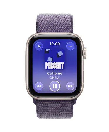 Apple Watch SE 3，採用星光色鋁金屬錶殼，展示 Apple Music 媒體播放，機身右側設有數碼錶冠，配搭霧紫色運動手環