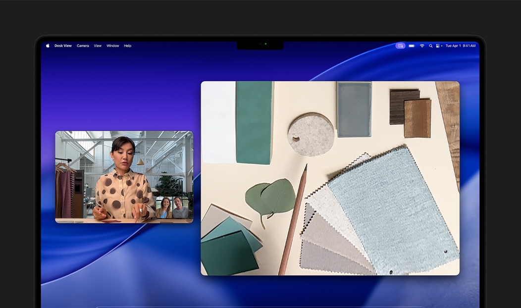 Egy videóhívás egy MacBook Prón, amelyben egy nő az Íróasztal nézet funkciót használva mutat be egy anyagmintákkal teli táblát a hívásban lévő két másik embernek, az Íróasztal nézet funkció segítségével a tábla és a nő arca is látható