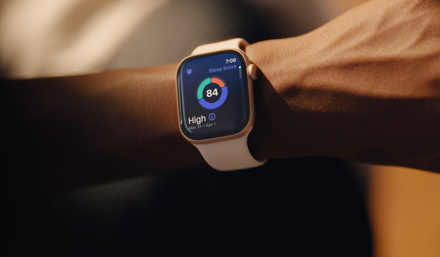 Apple Watch Series 11에서 고혈압 가능성 알림을 확인하는 사람의 모습