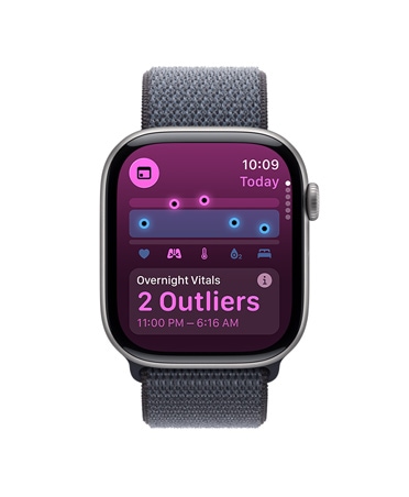 „Apple Watch Series 11“, kosminės pilkos spalvos, aliuminio korpusas, programa „Gyvybiniai rodikliai“, sveikatos įvertinimo diagrama, pranešimai apie naktinių sveikatos rodiklių nukrypimus, dešiniosios pusės išorinė dalis, „Digital Crown“, sportinė apyrankė, tamsiai pilkos spalvos