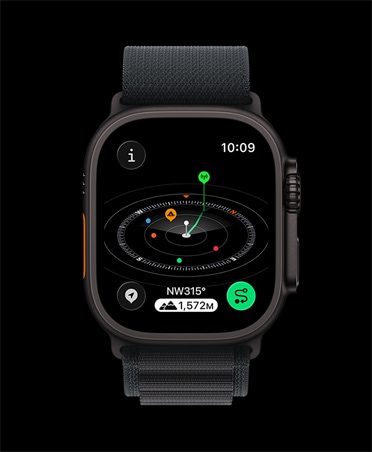 „Apple Watch Ultra 3“, juodos spalvos, titano korpusas, kompaso programa, pažymėti maršruto taškai, dirželis, juoda „Alpine“ apyrankė