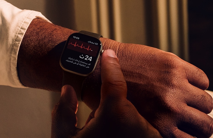 شخص يضغط مطولاً على التاج الرقمي على Apple Watch Series 11‏ للتحقق من صحة القلب في تطبيق تخطيط القلب
