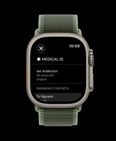 Apple Watch Ultra 3，採用黑色鈦金屬錶殼，配以綠色配霓虹綠色越野手環；螢幕顯示醫療檔案畫面