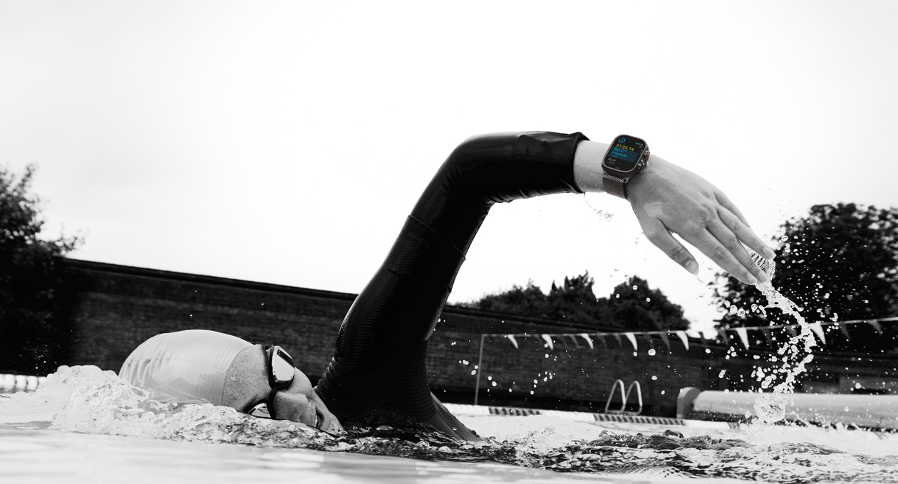 Pływaczka rejestrująca trening na Apple Watch Ultra 3