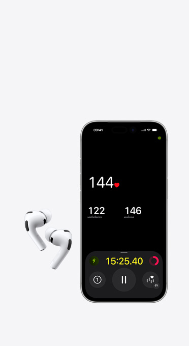 หูฟังไร้สายข้างซ้ายและขวาอยู่ถัดจาก iPhone พร้อมตัวตรวจวัดอัตราการเต้นของหัวใจบนหน้าจอ