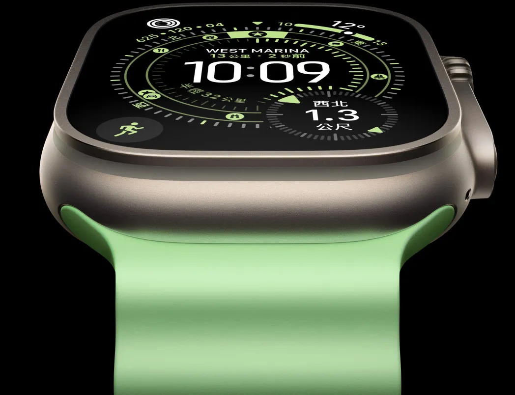 原色鈦金屬錶殼搭配霓虹綠色海洋錶帶的 Apple Watch Ultra 3，展示定向越野錶面上的指南針