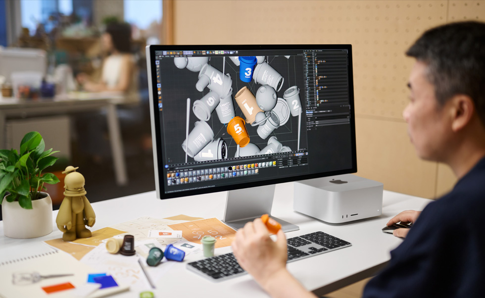 デザイナーはMacを使用して3Dレンダリング作業を行なっています。