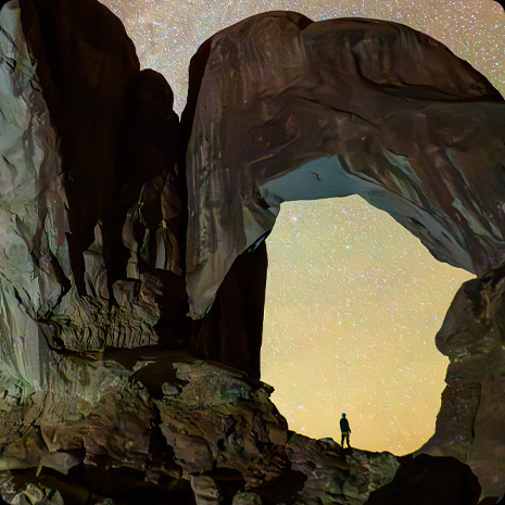 iPad Pro, face avant, écran affichant la photo d’une personne debout dans un canyon sous un ciel étoilé