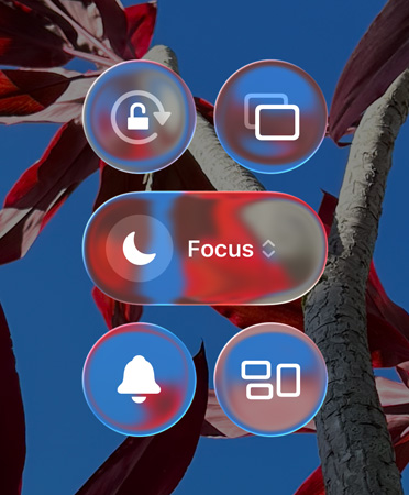 Farbiger iPhone Homescreen mit transparenten Liquid Glass Apps und Widgets