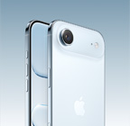 iPhone Air, color azul cielo, parte trasera en ángulo, sistema de cámara principal Fusion en el módulo superior, botón del Control de Cámara, parte delantera, pantalla de borde a borde, botón Acción y botones de volumen