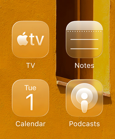 Nahaufnahme der neu eingefärbten App Symbole der Apple TV App, Notizen, Kalender und Podcasts
